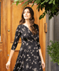Annie Kleid in Schwarz mit Blüten by Alie Street